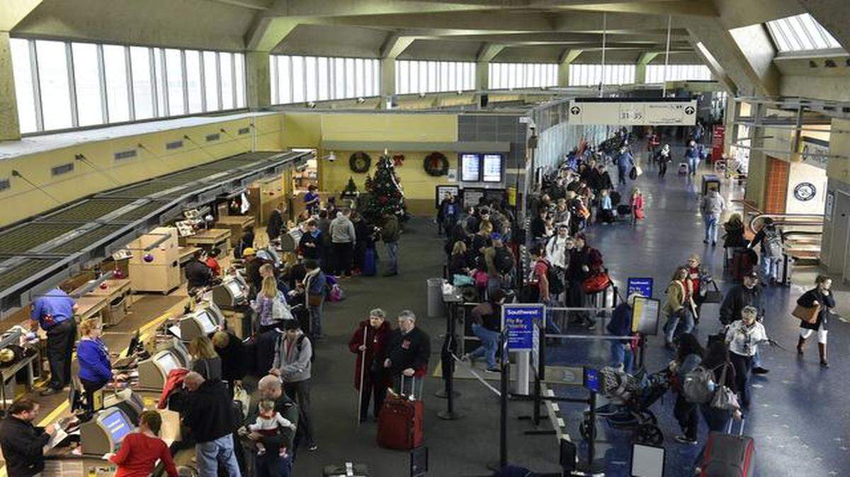 
Travelers lined up two days before Christmas at Terminal B at Kansas City International Airport.
