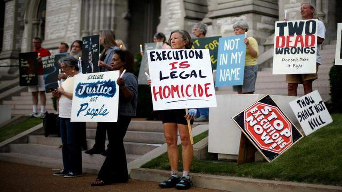 
Death penalty opponents last May held a vigil outside St. Francis Xavier College Church in St. Louis.
