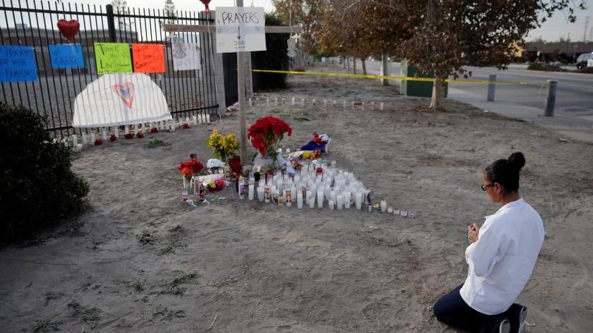 Melissa Smith prayed at a makeshift memorial for victims of the attack at a holiday party in San Bernardino, Calif.