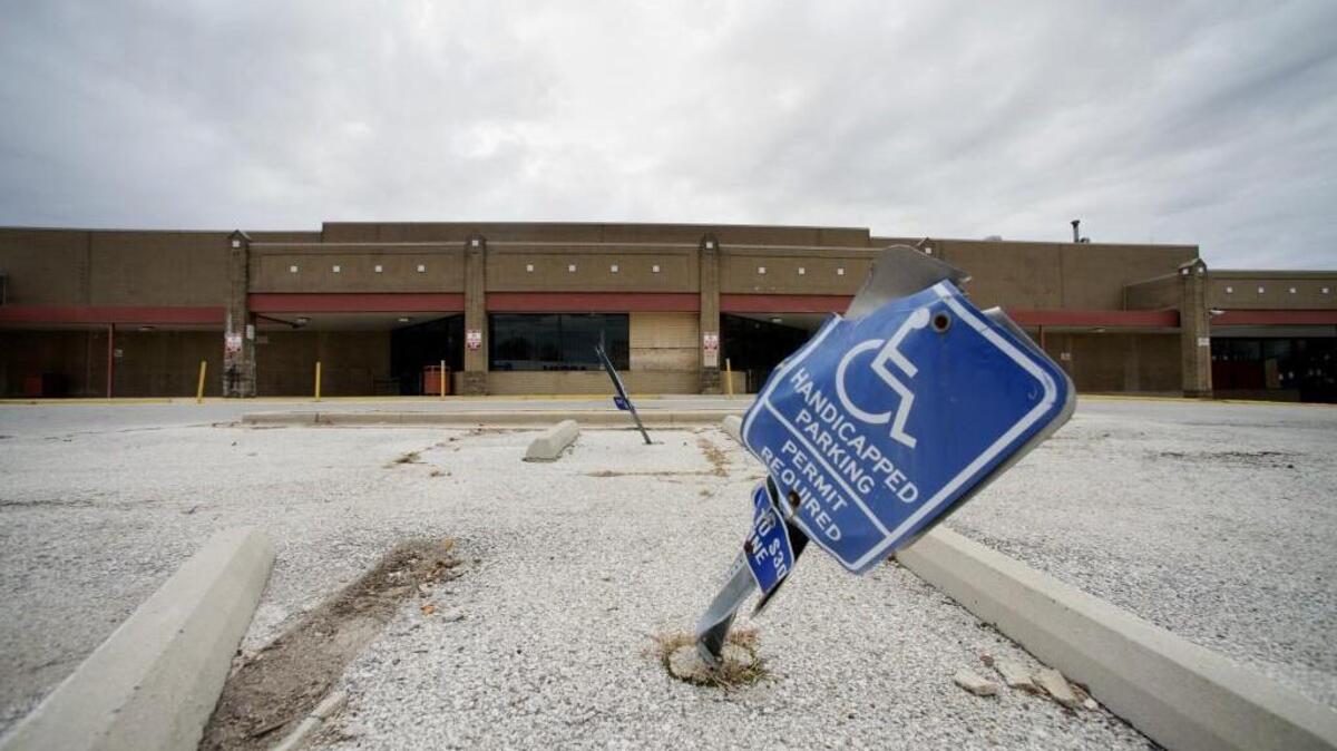 The Linwood Shopping Center near Linwood Boulevard and Prospect Avenue is scheduled for a new look with a grocery store that will open in the building by Christmas 2017.