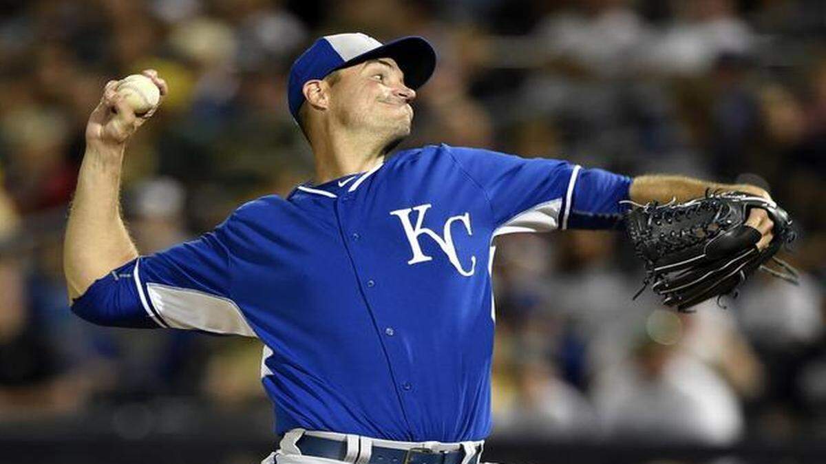 
Royals starter Chris Young pitches against the Padres during Friday evening’s spring training baseball game in Peoria, Ariz.
