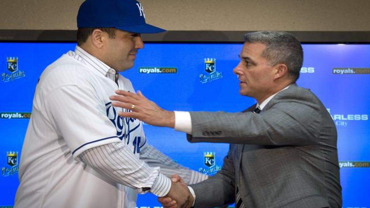 
Royals general manager Dayton Moore (right) shook hands with the team’s new first baseman/designated hitter Kendrys Morales on Tuesday, Dec. 16, 2014, at Kauffman Stadium.
