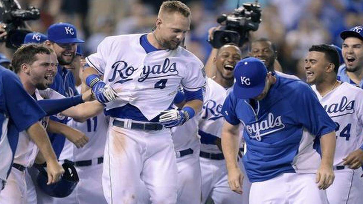 
Alex Gordon celebrated with his Kansas City Royals teammates after hitting a two-run home run in the ninth inning for a 2-1 win over the Minnesota Twins on Tuesday.
