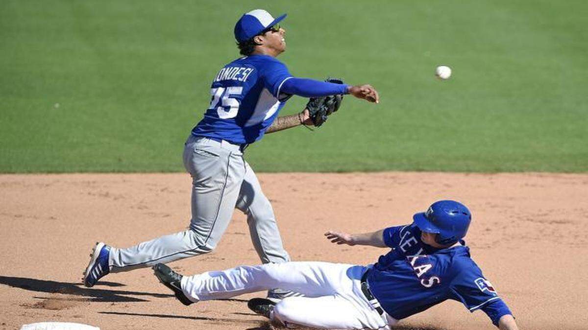 
The Royals’ Raul Mondesi forced out Texas’ Elliot Johnson at second but the throw for the double play was late during Wednesday’s game.
