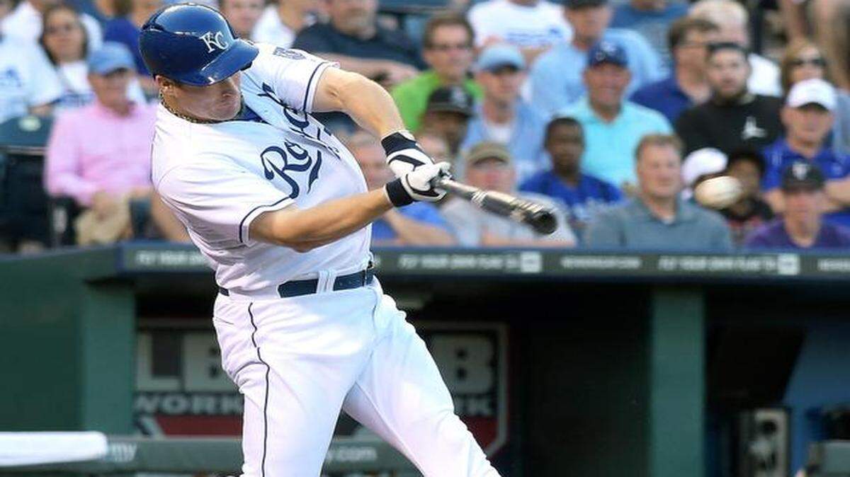 
After sitting out the weekend with a sore intercostal muscle, Josh Willingham completed a successful round of hitting before the Royals’ Tuesday night game against the Texas Rangers.
