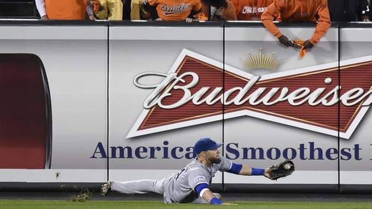 
Royals left fielder Alex Gordon made a diving catch to end the third inning against Baltimore Orioles in the opening game of the ALCS in Baltimore.
