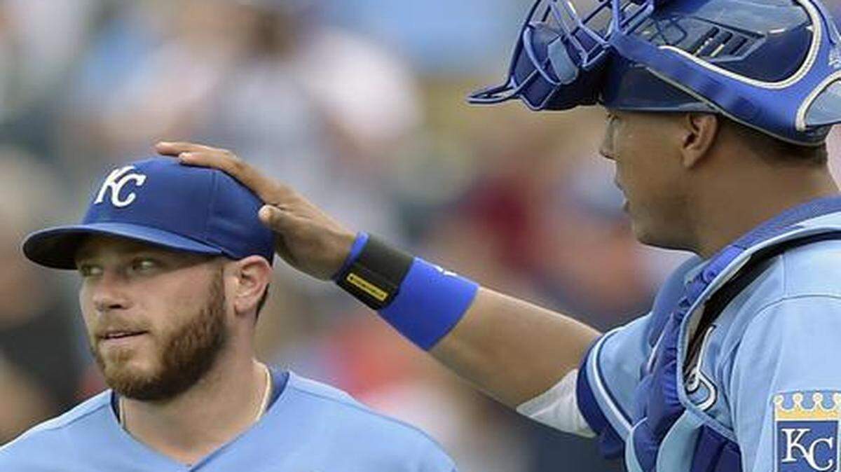 
Kansas City Royals catcher Salvador Perez (right) patted closer Greg Holland on the head after the Royals’ 7-4 win over the San Francisco Giants on Sunday.


