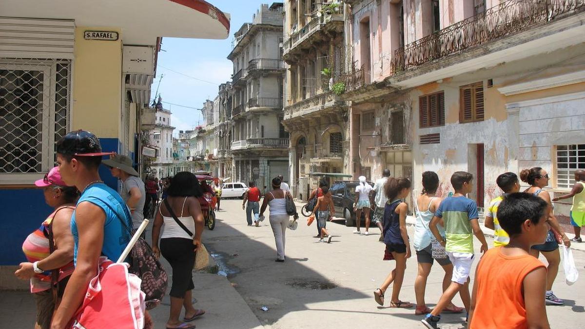 LAS CALLES de La Habana están llenas de gente comprando, vendiendo productos o simplemente tratando de sobrevivir. No hay  lugo solo la batalla por sobrevivir  día a día.
