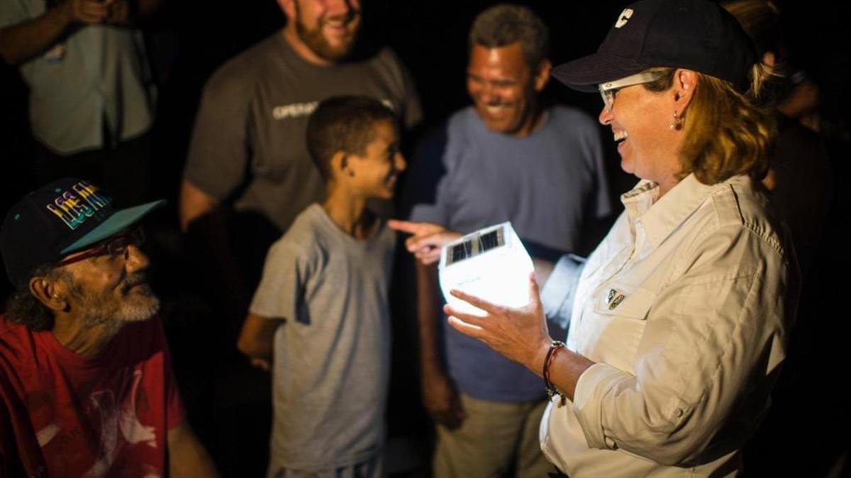 San Juan Mayor Carmen Yulín Cruz distributes solar lamps in the city's La Perla neighborhood.