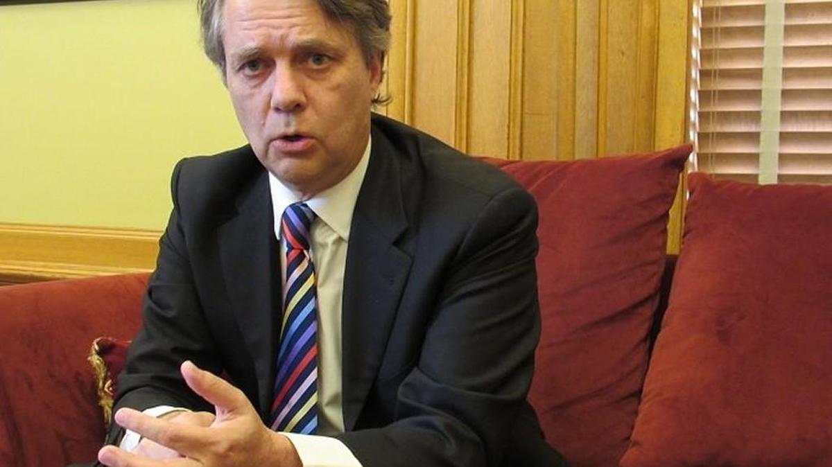 Kansans want to know if Kansas Lt. Gov. Jeff Colyer is simply Gov. Sam Brownback’s Tweedledee. If Colyer is promoted to governor, he will have a short window to create a sharp distinction.