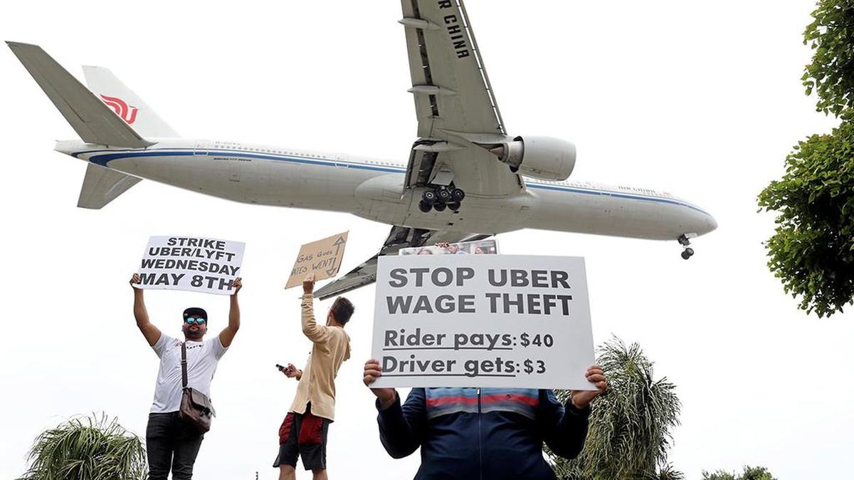 Ride-hailing drivers picket on May 8, 2019, near Los Angeles International Airport demanding higher wages. (Gary Coronado/Los Angeles Times/TNS)