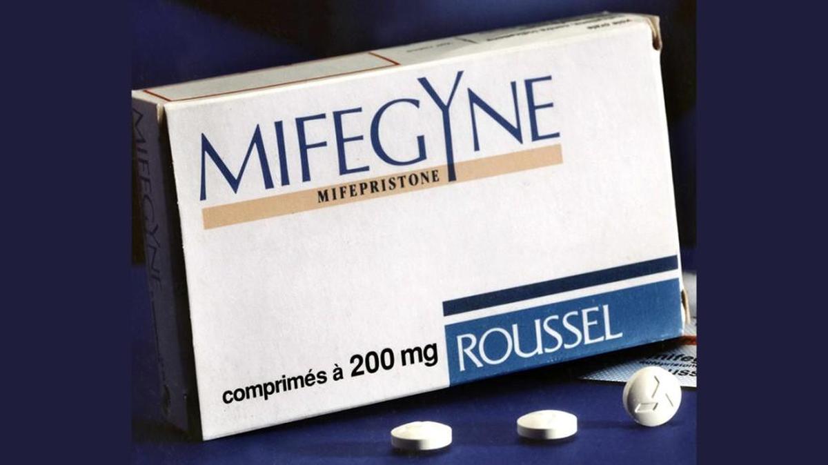 (NYT15) UNDATED -- Sept. 28, 2000 -- ABORTION-PILL -- The Food and Drug Administration approved the abortion pill, known as mifepristone or RU-486, for sale in the United States. It is the first alternative to surgical abortion approved here. Roussel Ucalf, a unit of Hoechst AG, declined to seek marketing approval for the drug in the United States, saying it feared protests from opponents of abortion rights. In 1994, the company gave the drug’s patent to a nonprofit group, the Population Council, which set out to get market approval. A photo of Roussel Ucalf’s RU-486 when it was introduced in France in 1988. (Roussel Ucalf/The New York Times) *LITE