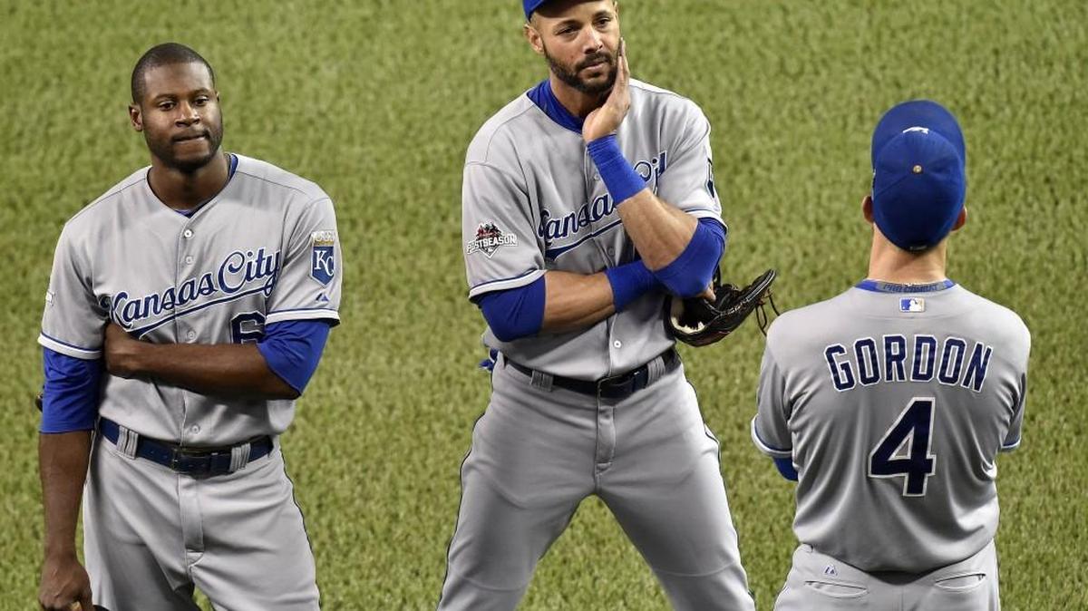 Kansas City Royals center fielder Lorenzo Cain, right fielder Alex Rios and left fielder Alex Gordon took a break during a pitching change.