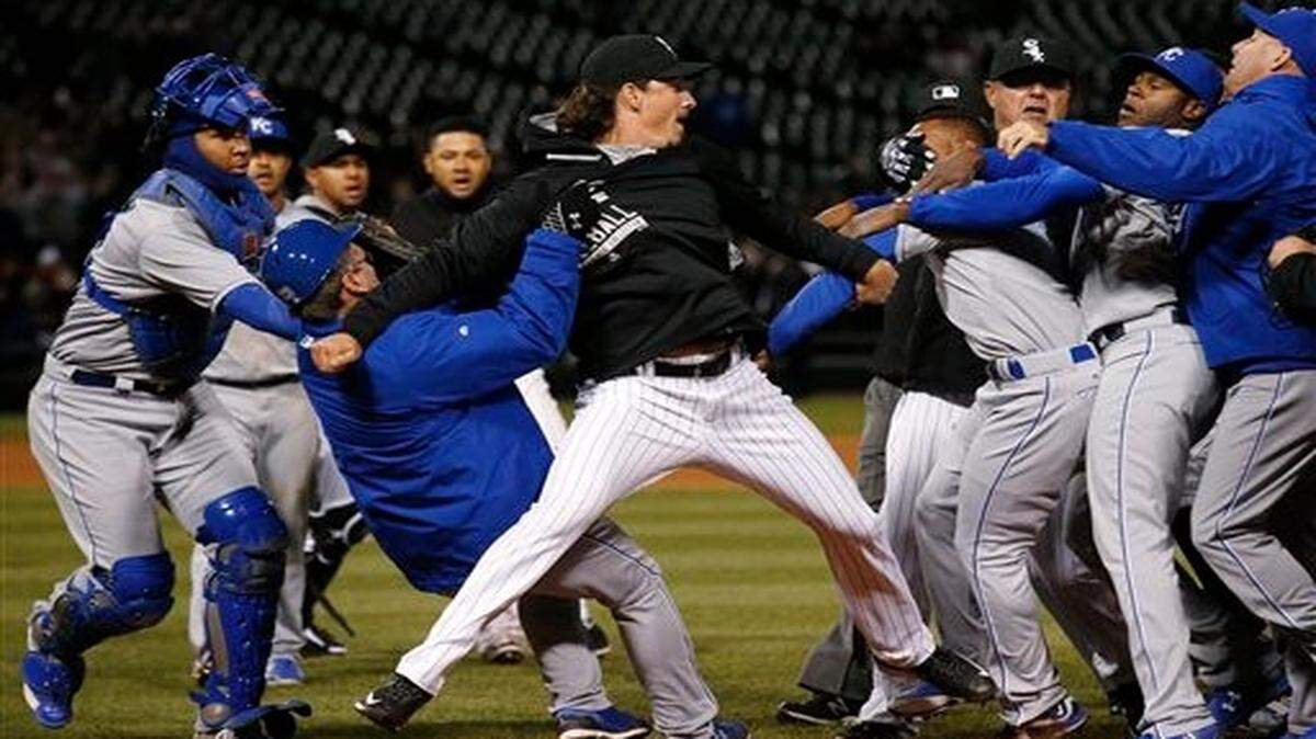 
The White Sox's Jeff Samardzija (center) fights with Royals players during the seventh inning of Thursday’s baseball game in Chicago.
