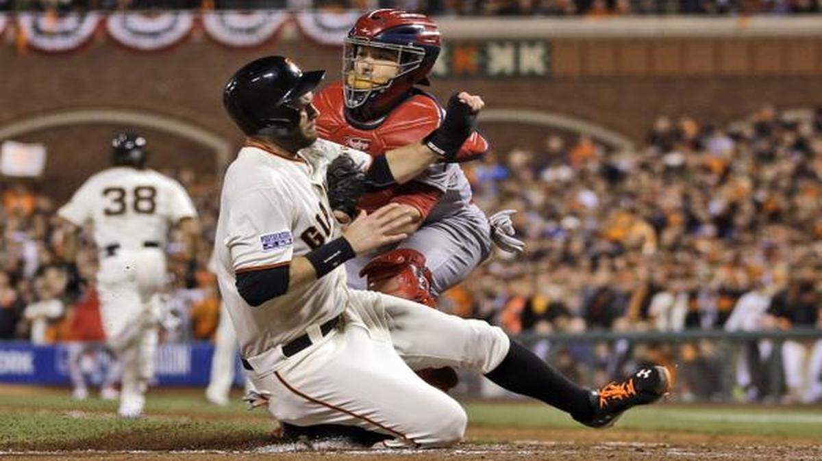 
St. Louis Cardinals catcher Tony Cruz tagged out San Francisco’s Brandon Belt at home after Belt tried to score on a ball hit by Michael Morse during the seventh inning of game four of the NLCS on Wednesday.
