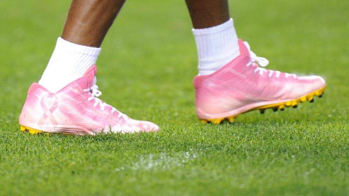 
Pittsburgh Steelers wide receiver Antonio Brown wore pink shoes with the symbolic breast cancer awareness ribbon as he warmed up before an NFL game.
