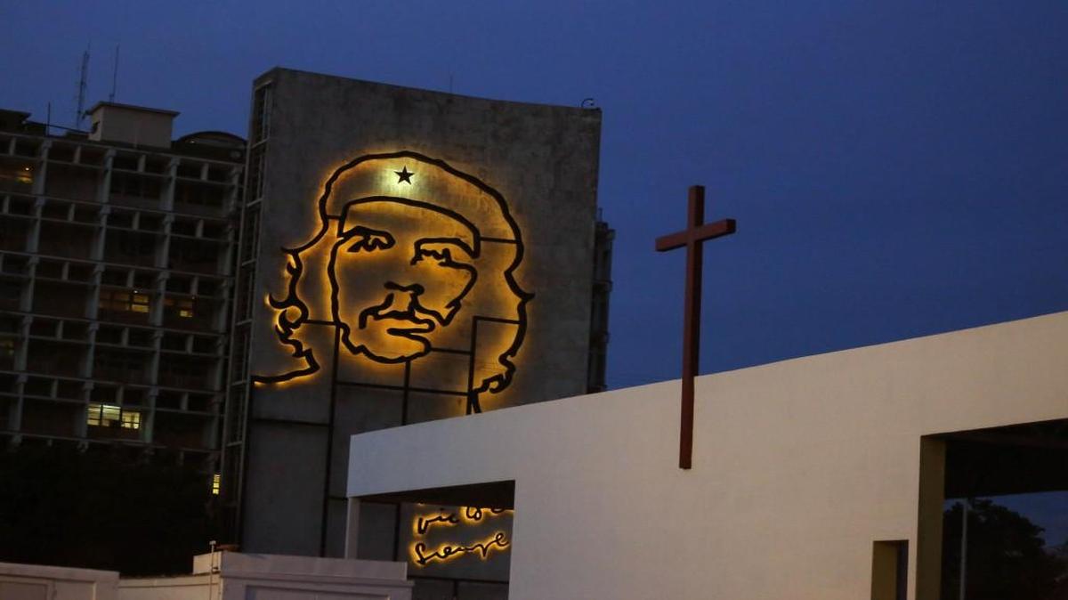 
A sculpture of revolutionary hero Ernesto “Che” Guevara is lit on a government building in Revolution Square beside an altar under construction ahead of Pope Francis’ Mass in Havana, Cuba, scheduled for Sept. 20.
