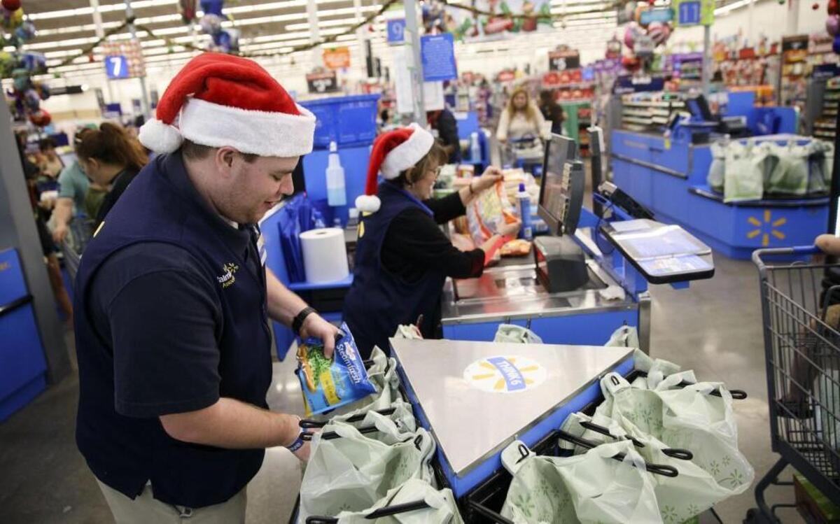 According to the National Retail Federation, retailers are expected to hire between 640,000 and 690,000 seasonal workers over this holiday season.