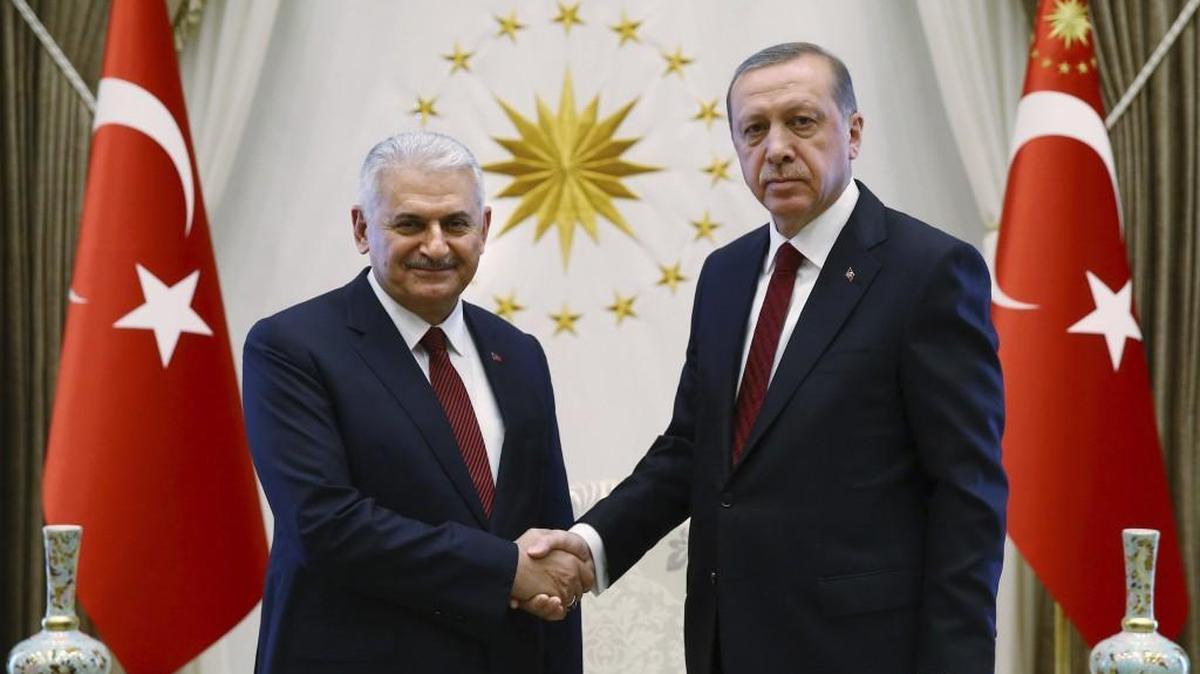 President Recep Tayyip Erdogan (right) of Turkey and the country’s incoming prime minister, Binali Yildirim, shook hands Wednesday prior to the government’s first cabinet meeting at the Presidential Palace in Ankara, Turkey. Erdogan had approved the new government formed by Yildirim, one of his most trusted allies, who immediately asserted the intention to institute constitutional reforms that would expand the powers of the presidency.