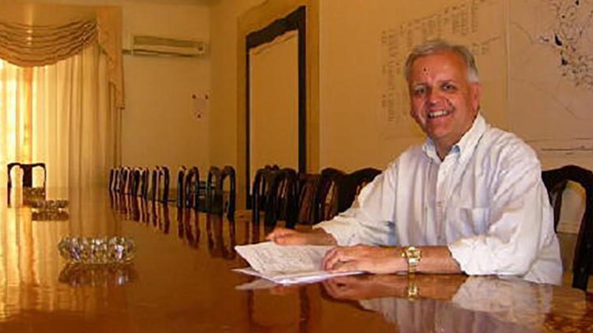 Stephen R. Hemphill at Saddam Hussein’s conference table in Iraq