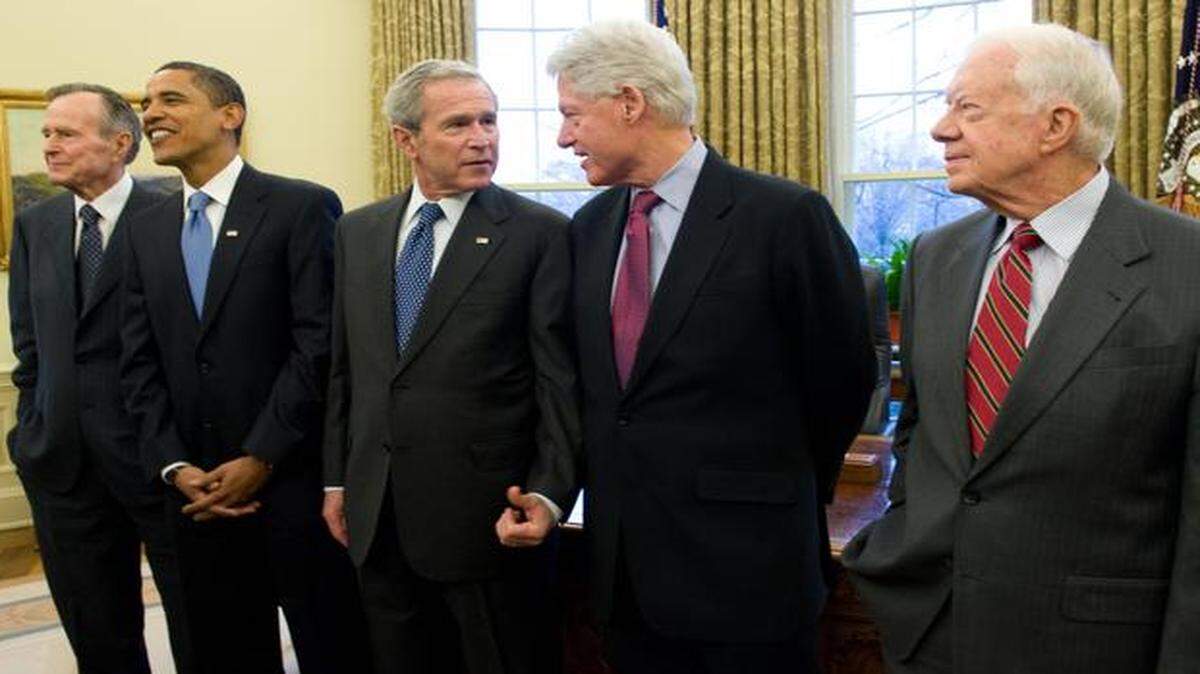 
US President George W. Bush (C) stands with then-President-elect Barack Obama (2nd L), former President George H.W. Bush (L), former President Bill Clinton (2nd R) and former President Jimmy Carter (R) in the Oval Office of the White House in Washington, D.C., on January 7, 2009. Bush, acting on a suggestion by Obama, invited the former Presidents and President-elect for lunch, the first time since 1981 that all living presidents have been together at the White House. .
