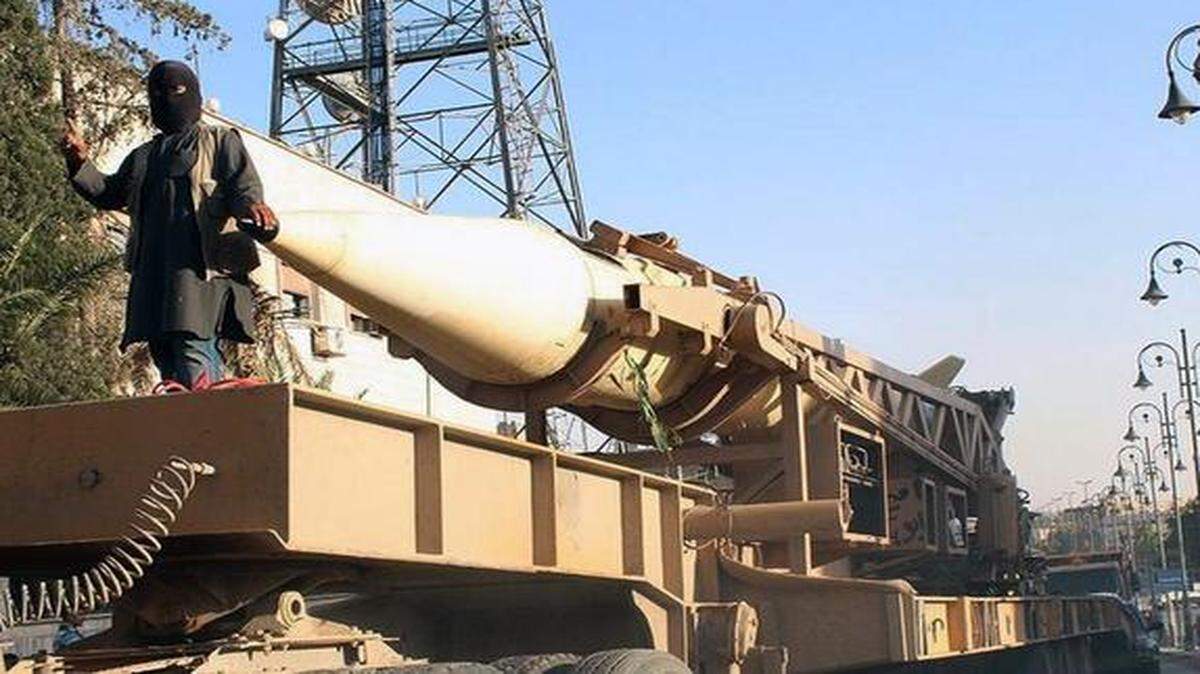 
Fighters from the Islamic State of Iraq and the Levant (ISIL) during a parade with a missile in Raqqa, Syria. 
