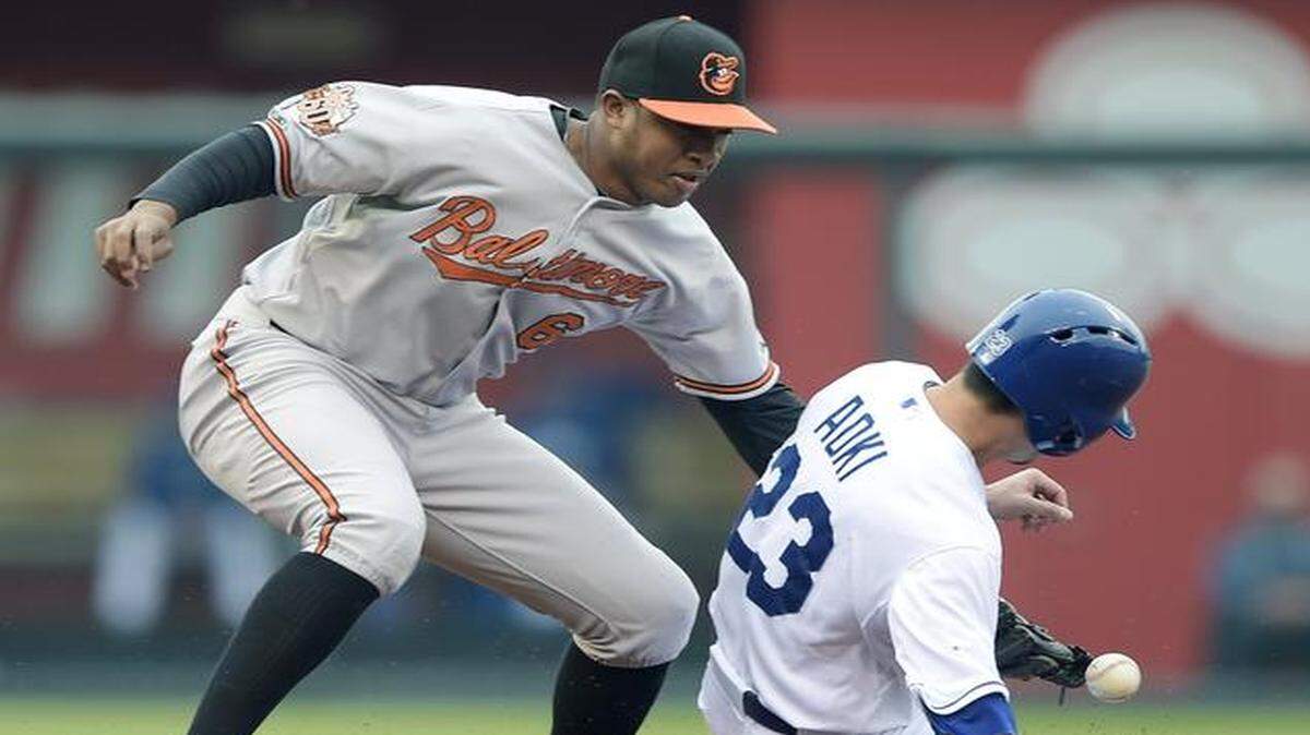 
The Royals’ Nori Aoki stole second as the ball bounced past Baltimore Orioles second baseman Jonathan Schoop during a game in May.
