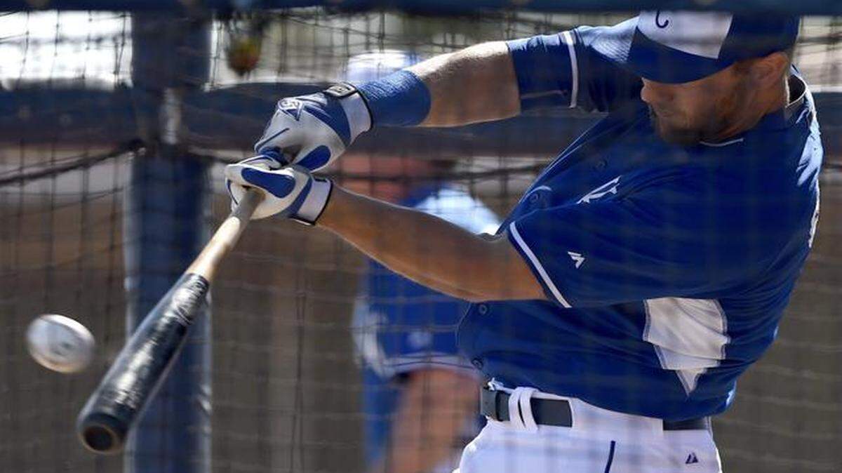 
For the first time since having wrist surgery in the off season, Royals outfielder Alex Gordon took batting practice before Tuesday’s spring training game agains the White Sox in Surprise, Ariz.
