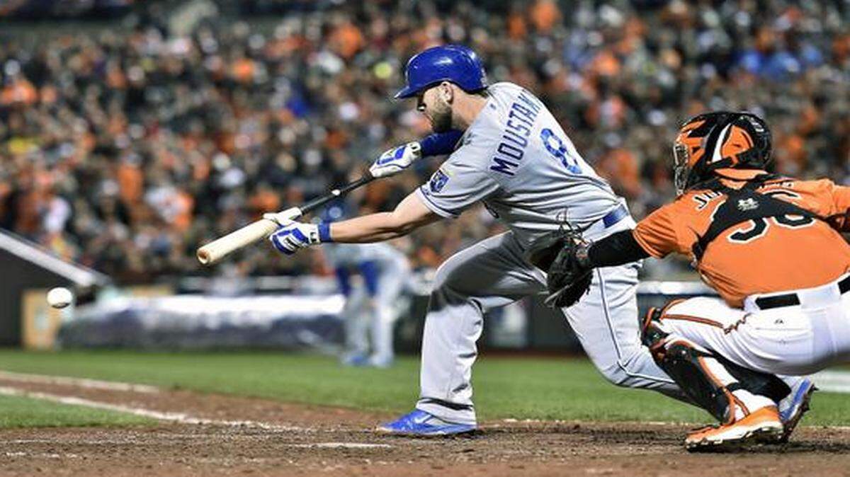 
Mike Moustakas dropped a sacrifice bunt in the ALCS.
