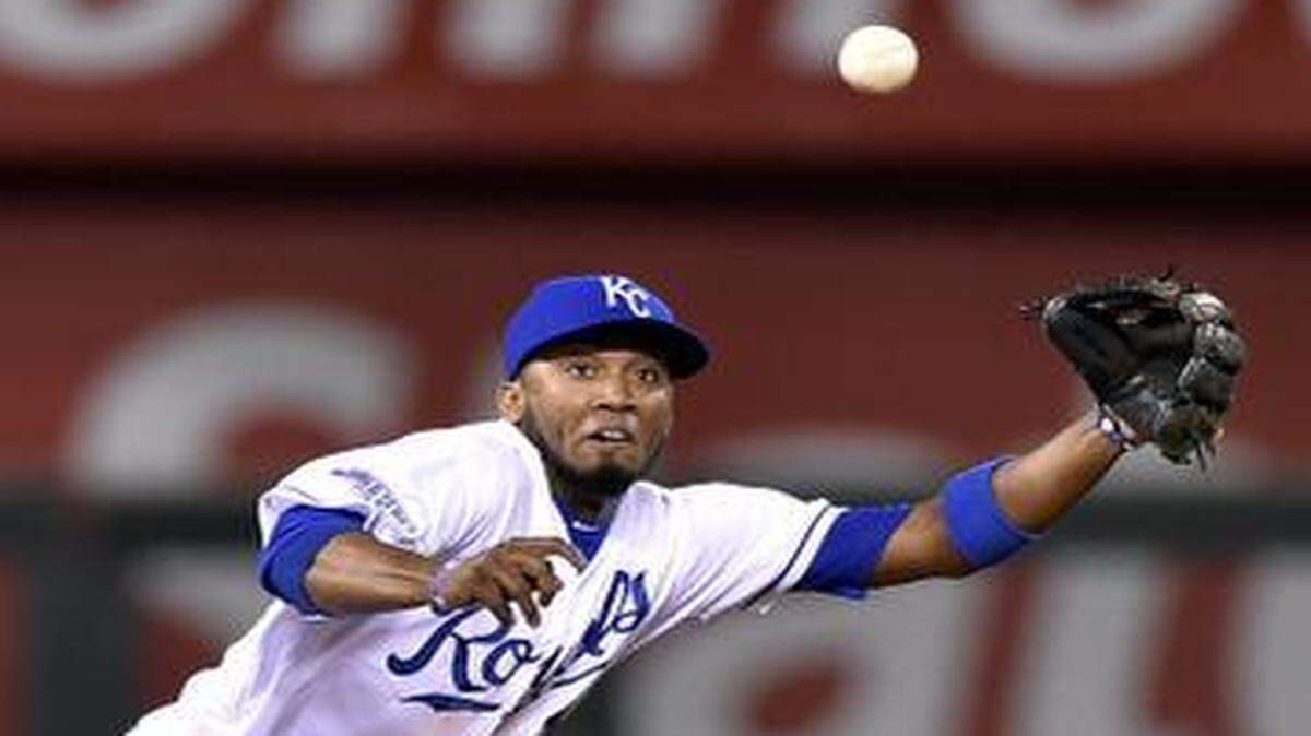
Kansas City Royals shortstop Alcides Escobar fielded a single hit by San Francisco Giants left fielder Michael Morse in the second inning in game two of the World Series on Oct. 22, 2014, at Kauffman Stadium. Escobar has not yet arrived in Surprise, Ariz., for spring training, but manager Ned Yost says he expects Escobar to arrive before Tuesday.
