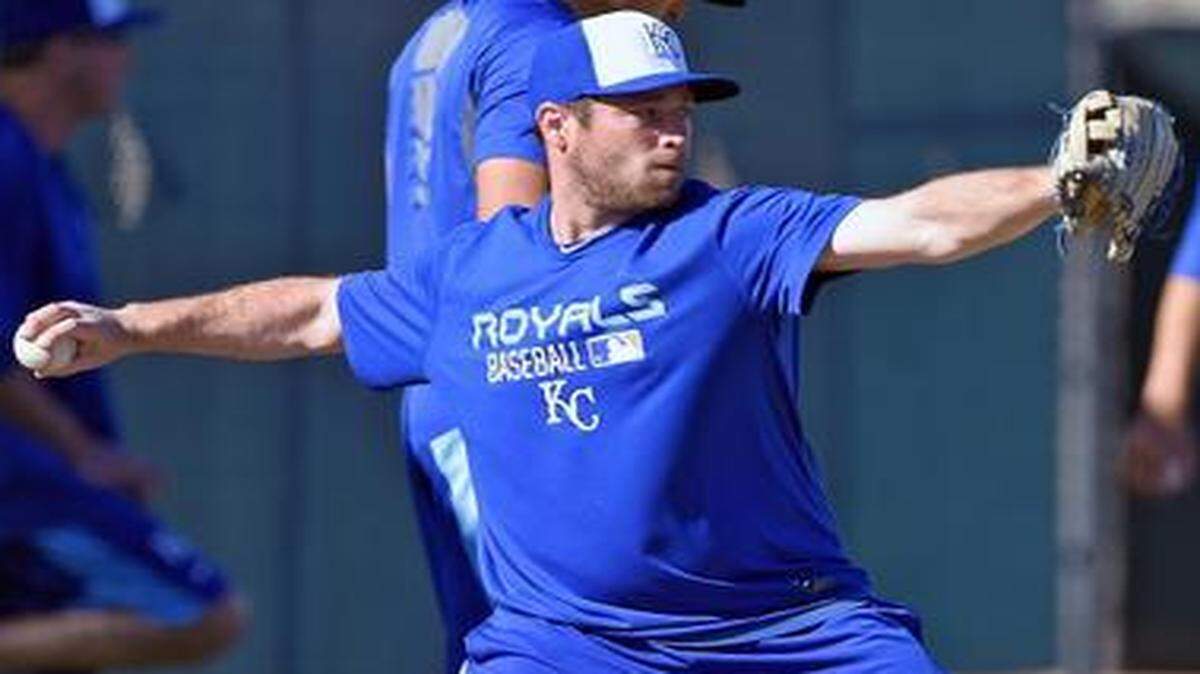 
The Royals still retain control of closer Greg Holland through next season. After that, he can become a free agent. Asked about his contract situation on Wednesday morning, Holland maintained his interest in remaining in Kansas City, but indicated there was little discussion about a potential long-term extension during this round of negotiation. 

