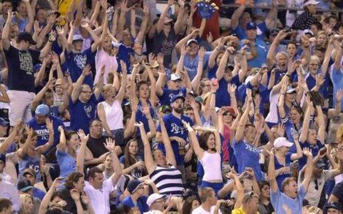 
Fans do the wave
