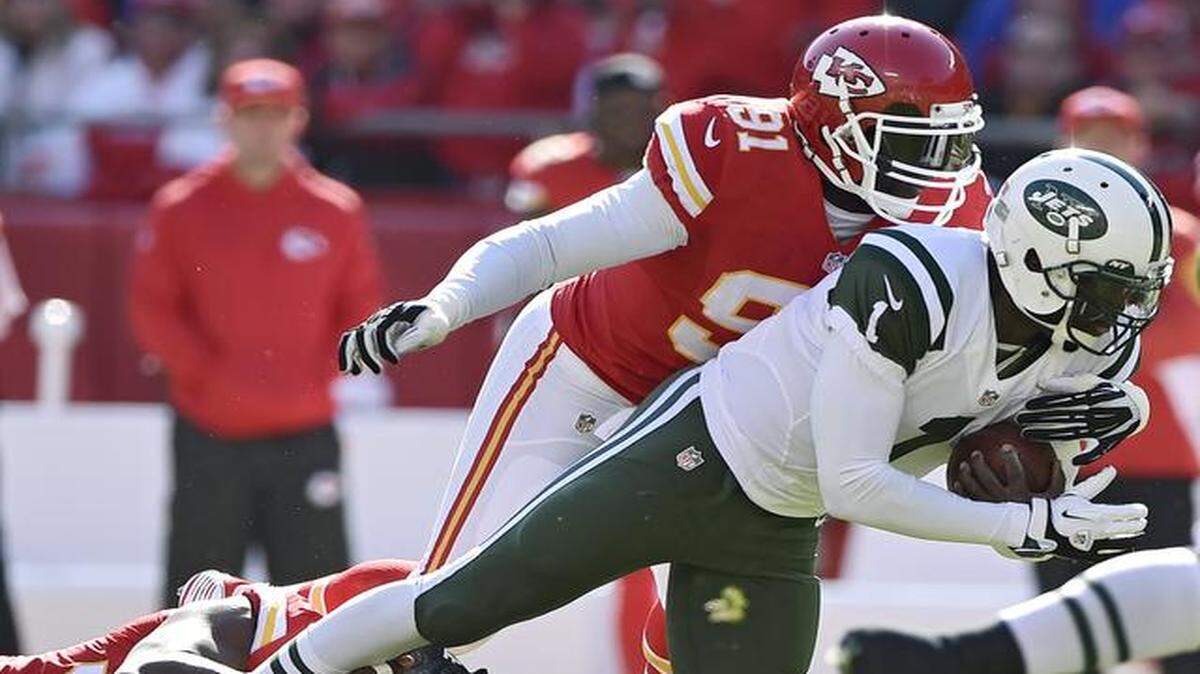 
The Chiefs could free up $9 million in cap space by releasing Tamba Hali (left), who is set to have a cap number of $11.9 million in 2015, the last year of his deal.
