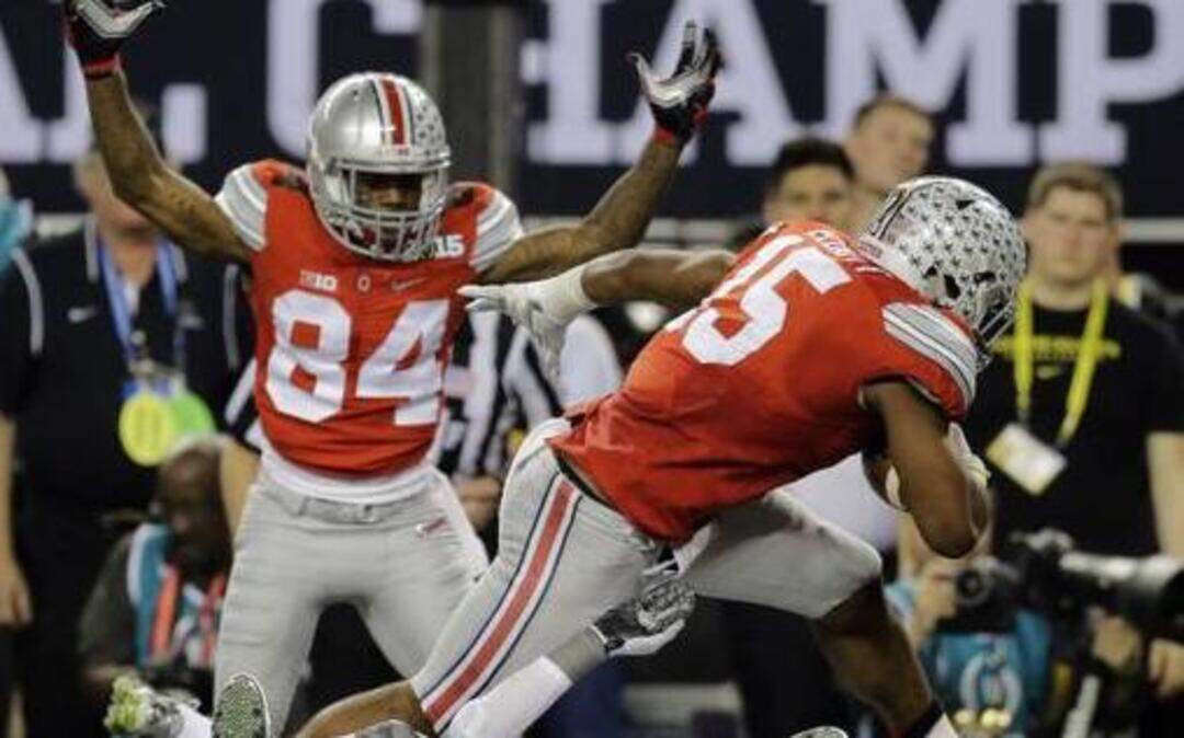 
Ohio State’s Ezekiel Elliott ran 9 yards for a touchdown, one of four he scored in a 42-20 win Monday over Oregon in the College Football Playoff championship game.

 
