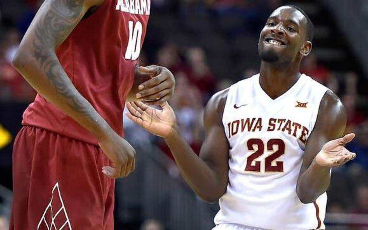 
Iowa State’s Dustin Hogue hit a long three over Alabama’s Jimmie Taylor (left), then led the applause Monday night at the Sprint Center.
