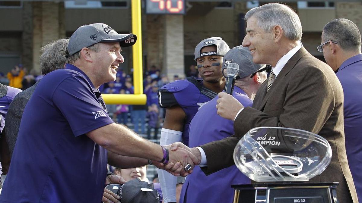 
TCU head football coach Gary Patterson shook hands with Big 12 commissioner Bob Bowlsby before a trophy presentation last season.
