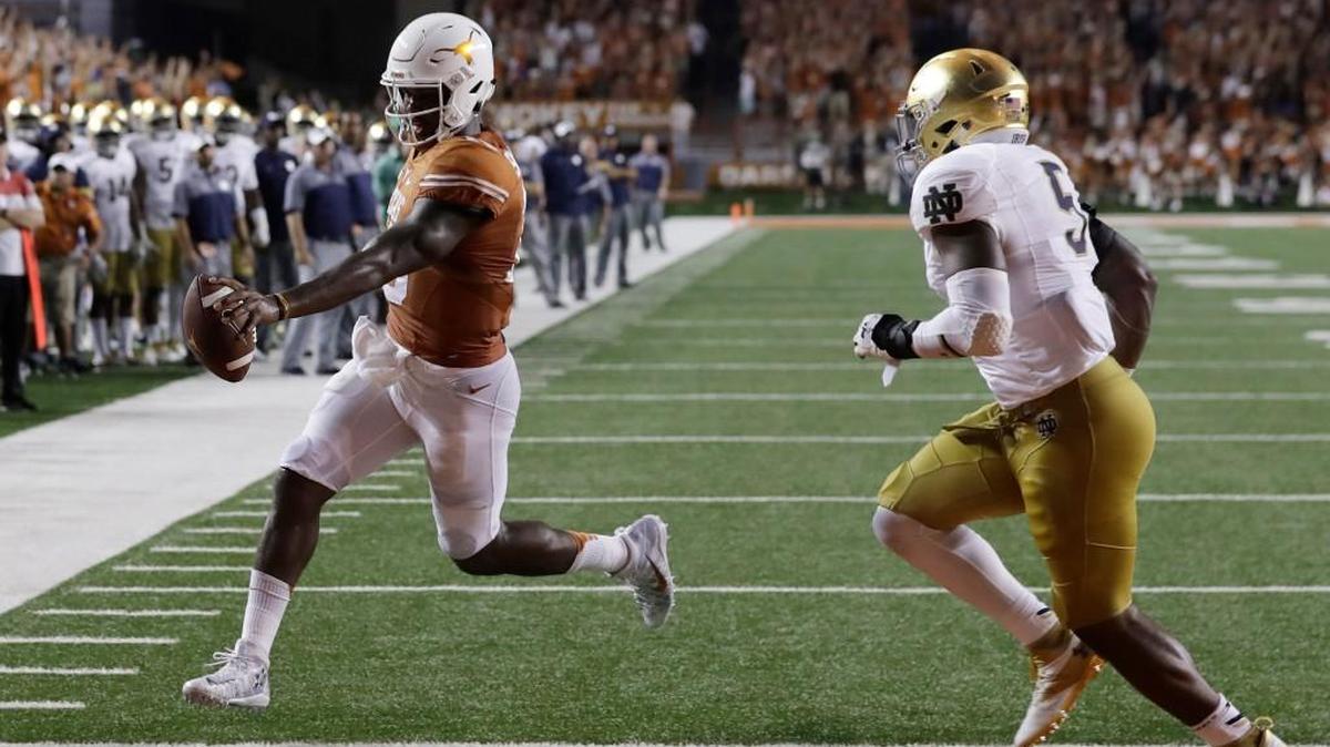 Texas quarterback Tyrone Swoopes (left) ran for three touchdowns against linebacker Nyles Morgan and Notre Dame on Sunday night.