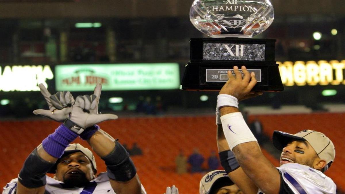 Kansas State’s Josh Buhl (left) celebrated as quarterback Ell Roberson held the Big 12 championship trophy after the Wildcats beat Oklahoma 35-7 in the 2003 conference championship game at Arrowhead Stadium.