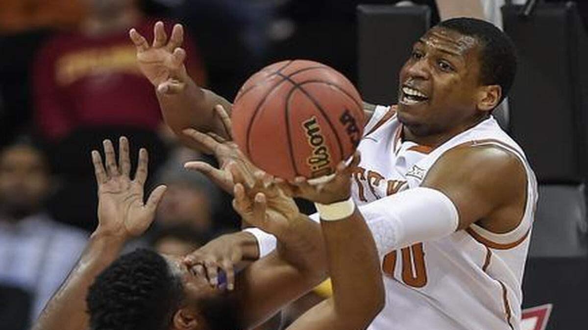 
Texas’ Jonathan Holmes (right) blocked the path of Texas Tech’s Aaron Ross on the way to the basked Wednesday at the Sprint Center. 
