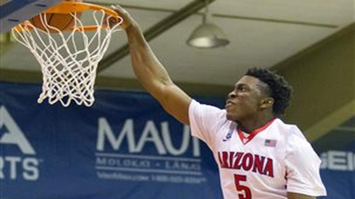 
Arizona forward Stanley Johnson (5) dunks the basketball as his teammate center Kaleb Tarczewski (35) and Kansas State forward Stephen Hurt (41) look on in the first half of an NCAA college basketball game at the Maui Invitational on Tuesday, Nov. 25, 2014, in Lahaina, Hawaii. (AP Photo/Eugene Tanner)
