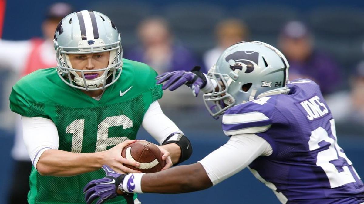 
Jesse Ertz hands off to Charles Jones in K-State’s spring game last April.
