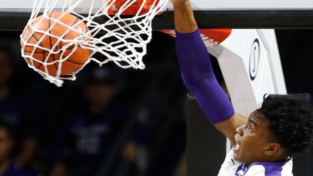 Kansas State forward Wesley Iwundu (25) slammed home a basket against South Carolina State on Sunday in Manhattan, Kan. The Wildcats beat the Bulldogs xx-xx to improve to 5-1 this season.