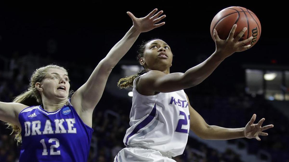 Kansas State’s Karyla Middlebrook drove past Drake’s Brenni Rose in the Wildcats’ 67-54 NCAA women’s tournament win Saturday in Manhattan, Kan.
