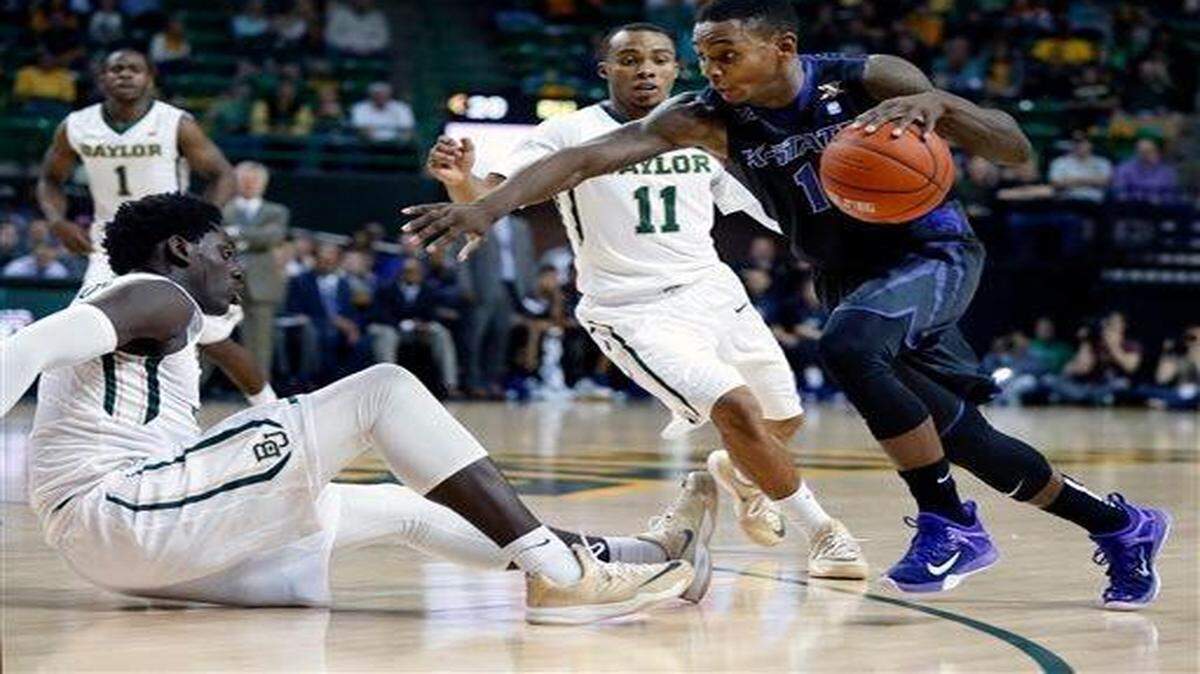 
Kansas State guard Jevon Thomas (right) drives past Baylor forward Johnathan Motley (left) and guard Lester Medford (center), during Saturday’s game in Waco, Texas. Baylor won 69-42.
