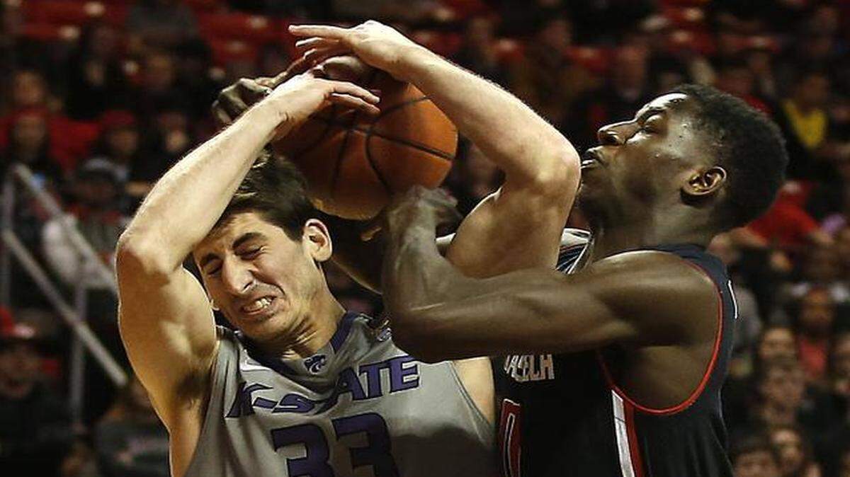 
Kansas State’s Brian Rohleder and Texas Tech’s Devaugntah Williams battled for a loose ball during a Feb. 4 game.
