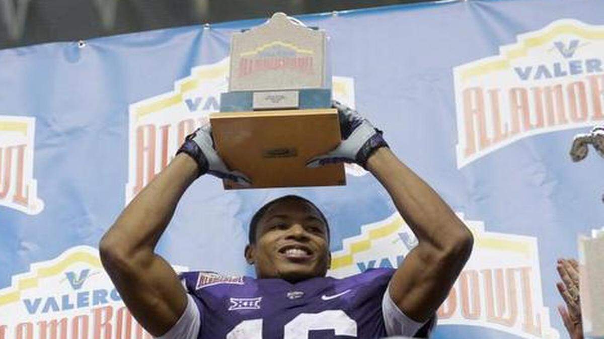 
Kansas State’s Tyler Lockett lifted the trophy he received for outstanding offensive player in the Alamo Bowl.
