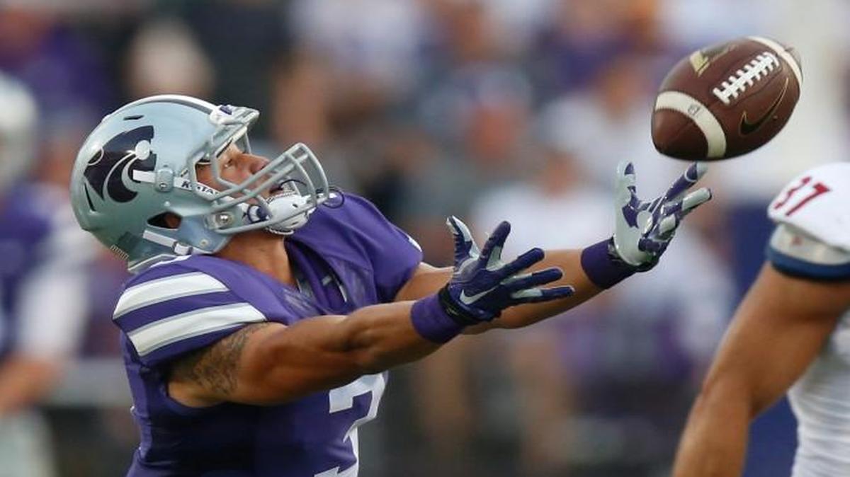 
K-State running back Dalvin Warmack (left) couldn’t quite quite get his hands on this Joe Hubener pass on Saturday night.2015)

