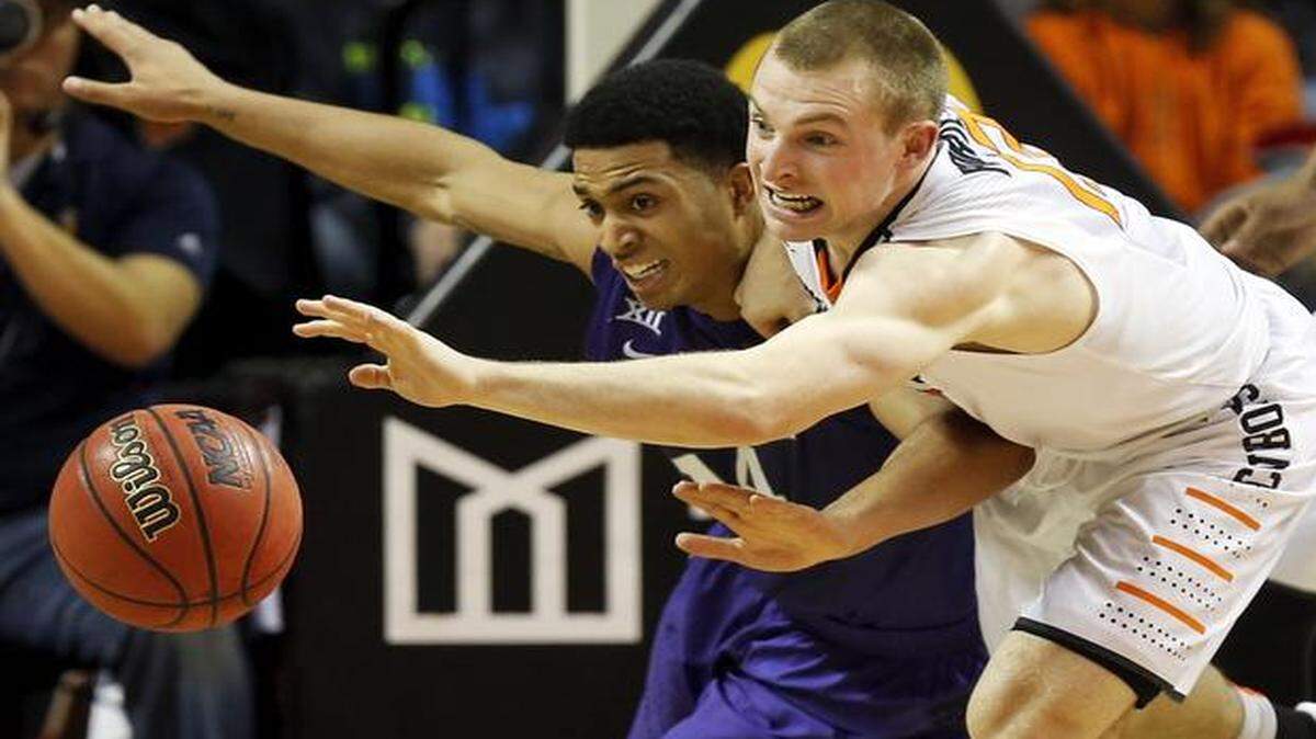 
Oklahoma State’s Phil Forte III and Kansas State’s Justin Edwards chased a loose ball in the second half of Saturday’s game.
