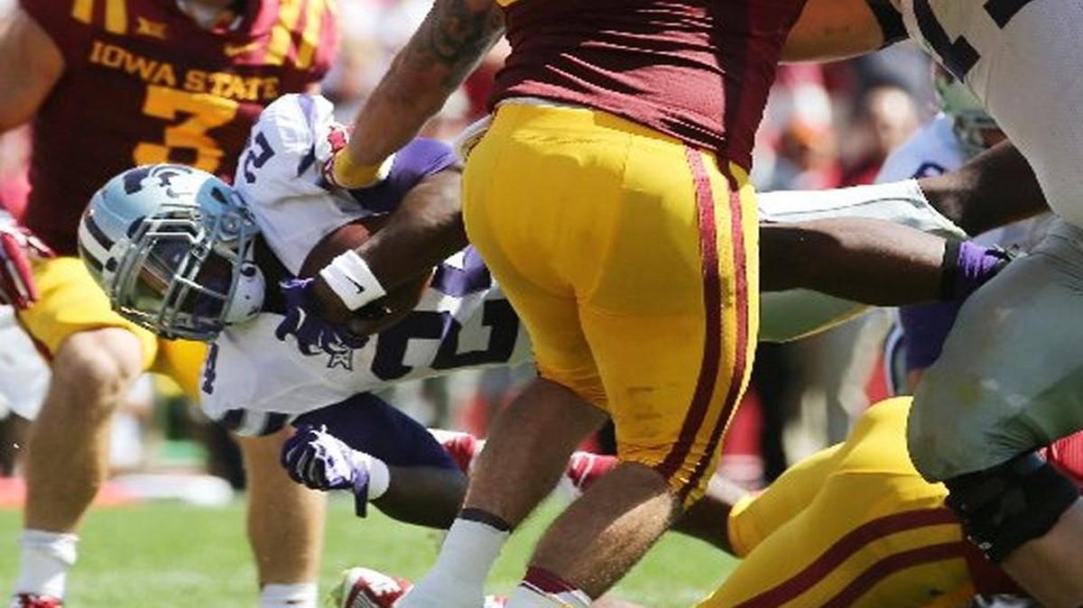 Kansas State running back Charles Jones dives for a touchdown against Iowa State (Sept. 6, 2014).