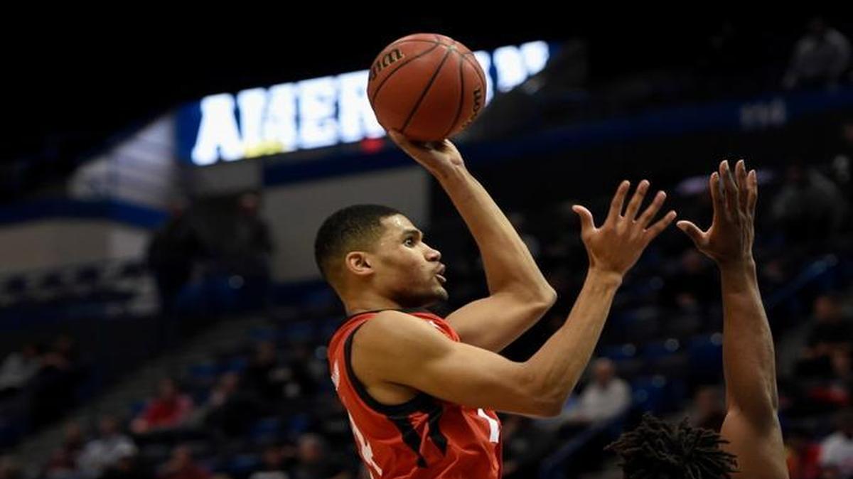 Cincinnati’s Kyle Washington shoots against SMU during the American Athletic Conference championship game on Sunday.
